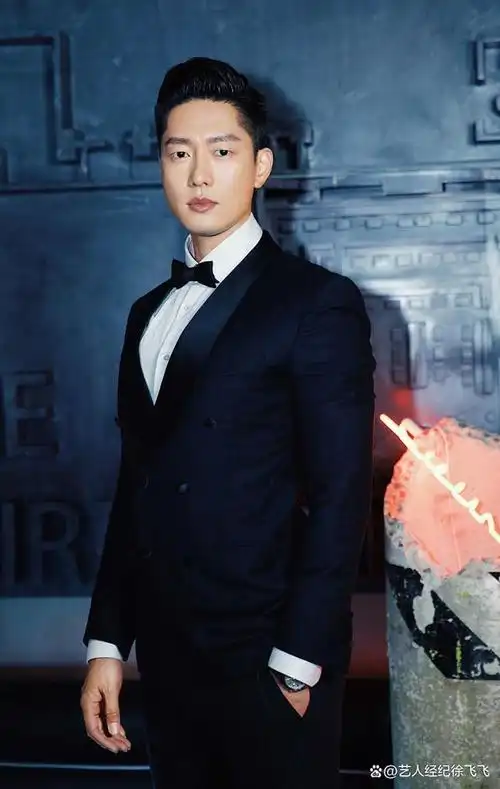 凌潇肃,1980年5月22日出生于陕西省西安市,中国内地影视男演员,毕业于