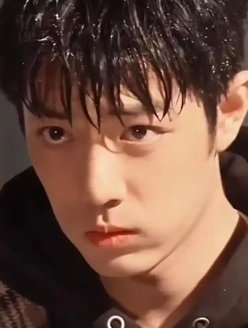 肖战这个湿发歪嘴笑谁懂啊!