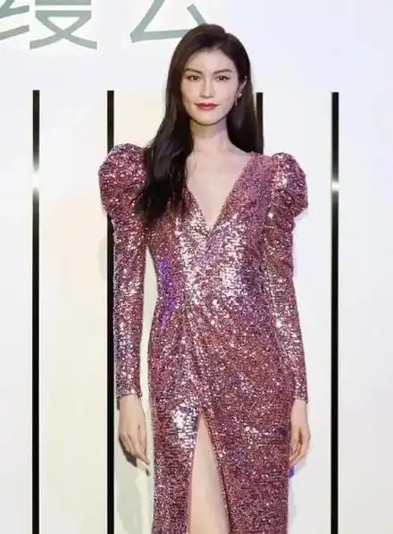 何穗穿吊带长裙 戴高级珠宝事业线吸睛