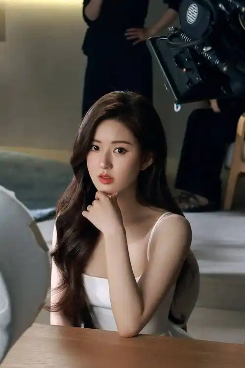 赵露思白色吊带连衣裙优雅时尚写真_赵丽颖_实力_网友