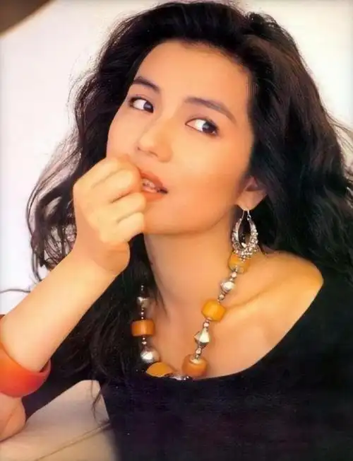 长相一开始并不算特别惊艳,但是越看越耐看,而且特别耐老,我想钟楚红