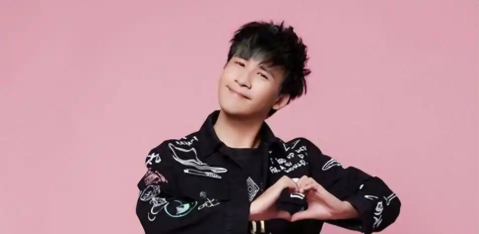 大张伟英国街头被偶遇,名牌穿搭似大妈,妻子发福至160斤被误认