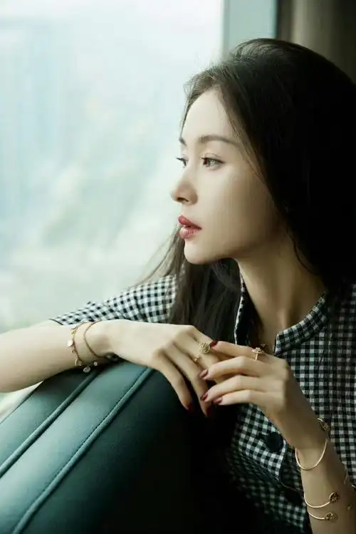 路人镜头下的王子文好漂亮呀,五官好精致,小家碧玉,落落大方,气质好