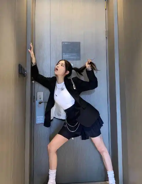 杨超越终于穿修身裙了,意外秀出"筷子腿",让人意想不到_气息_风格