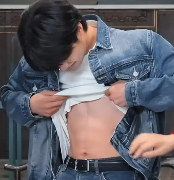 刘耀文露腹肌出自哪个综艺节目?