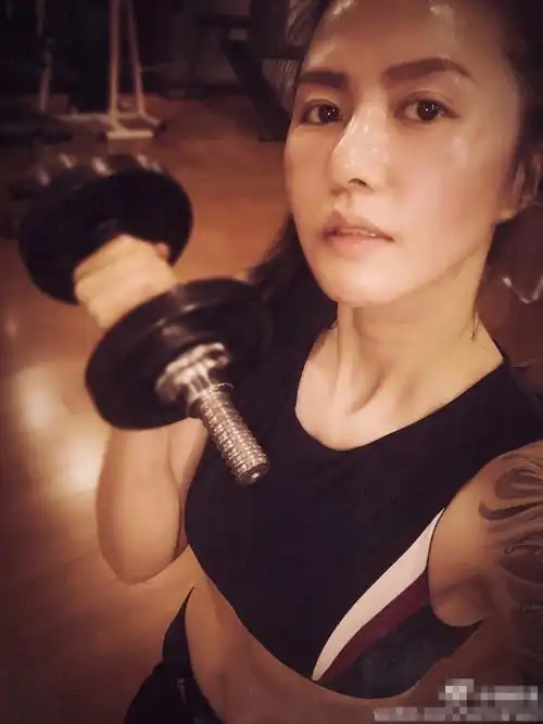 走到哪儿捋到哪儿谭维维花式自拍变健身房扛把子