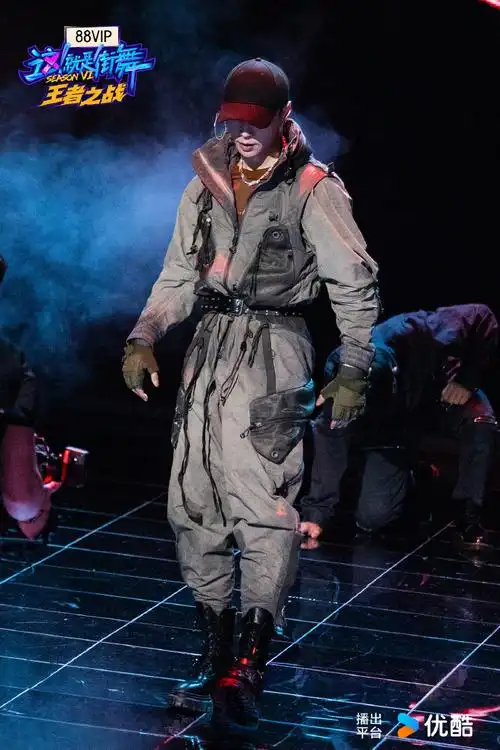 「核兴舞器」队长@张艺兴帅气登场,在国风音乐中爆发强劲舞蹈实力!