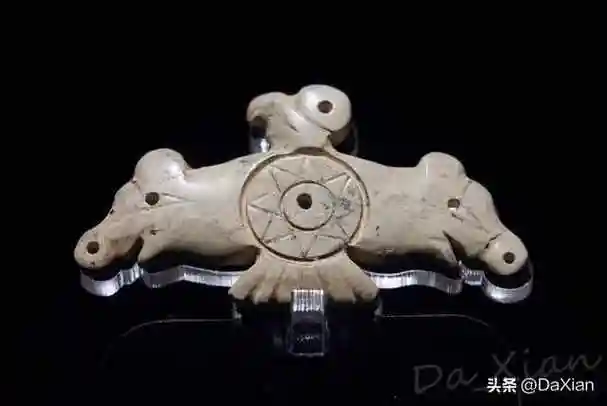 玉器在凌家滩文化中占有非常重要的位置,其中玉龙,玉鹰,玉人,玉猪以及