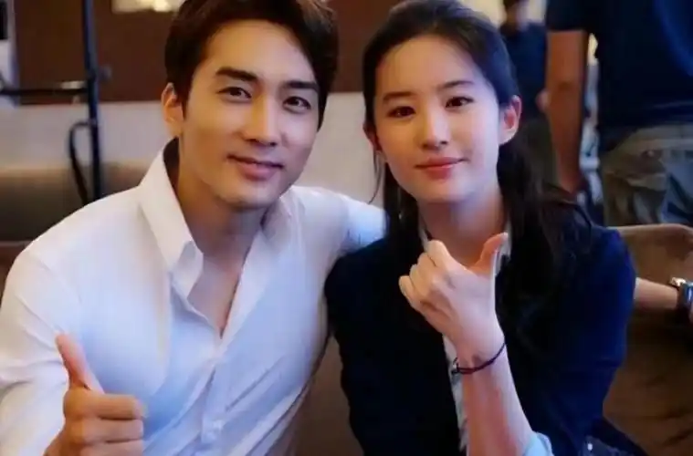 刘亦菲彭冠英背后抱吻戏曝光!评论区炸锅,真实感情经历却很淡