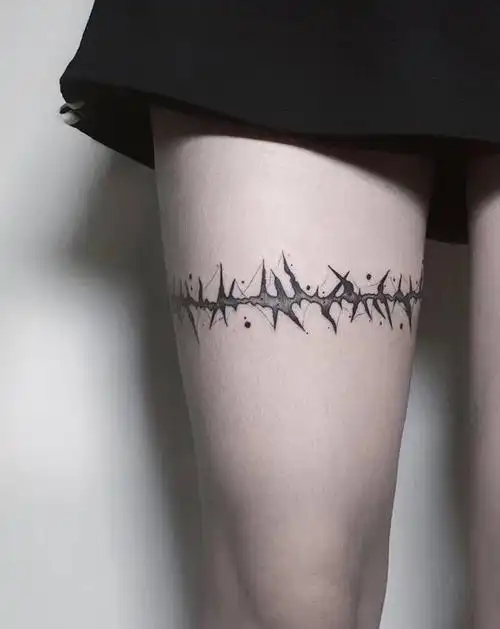 荆棘腿环纹身图片_腿部点刺新传统荆棘 环型纹身图案