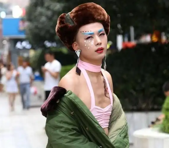 男子穿妖艳女装街头跳舞,路人:看了想哭!