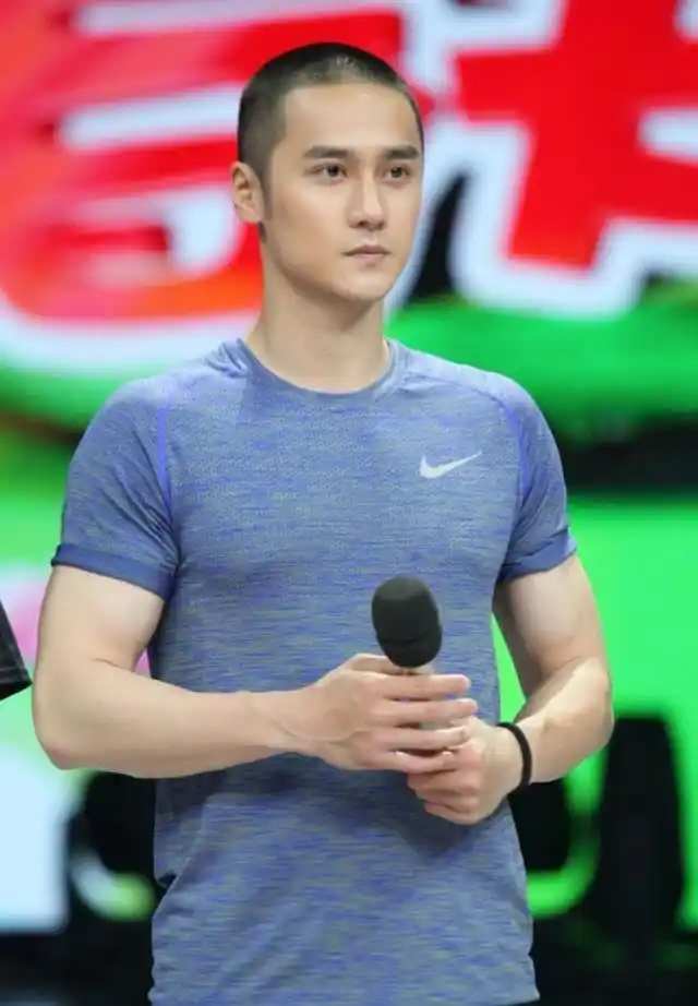 又有新恋情了?蒋劲夫深夜与女网红举杯豪饮