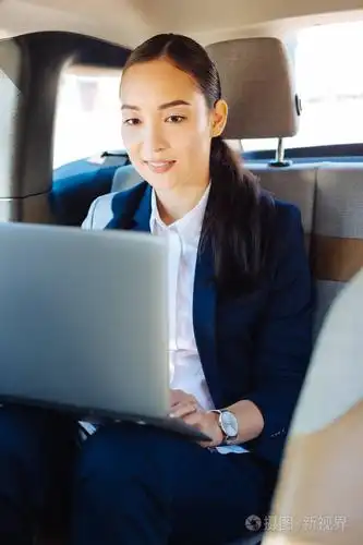 忙碌的生意人.高兴的快乐的女人专注于她的工作, 而在去办公室的路上