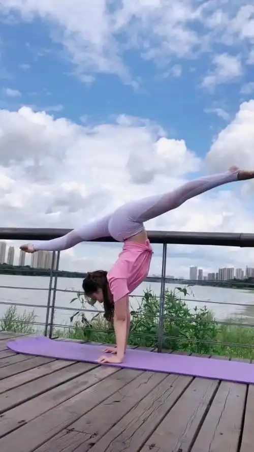 在桥边表演一字马的瑜伽老师,专业的动作确实是太精彩了!