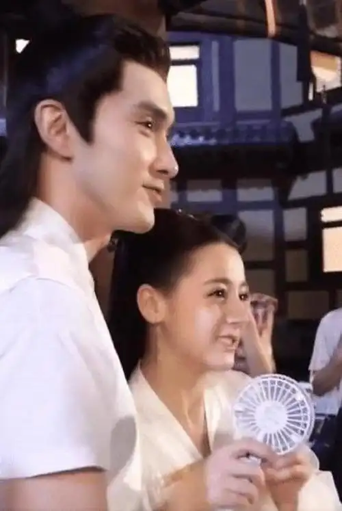 两人在片场没少因为体重的问题拌嘴,坐在一起休息的时候,高伟光还在不