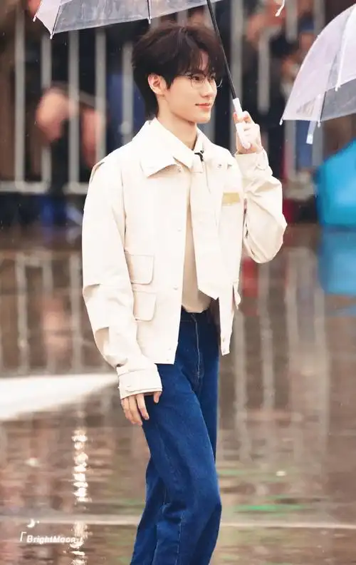 张真源撑伞氛围感路透##张真源戴眼镜好斯文败类