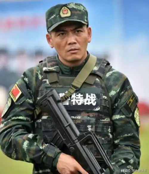 同样是穿军装邓伦多了份岁月沉淀的稳重而他则是雅痞的邪性