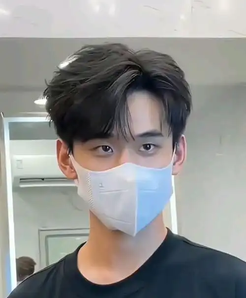 超短寸头,前刺头,狼尾头和微分碎盖头,你认为哪一种最帅气