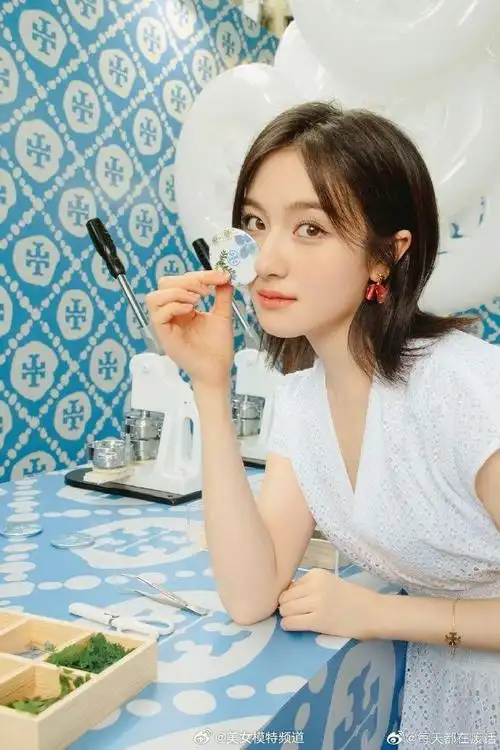 李兰迪治愈清新写真释出白色短裙显小家碧玉风