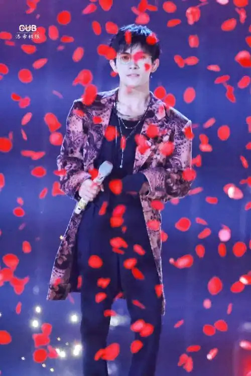 易烊千玺又给粉丝办了一场婚礼##易烊千玺摘下眼镜跳舞