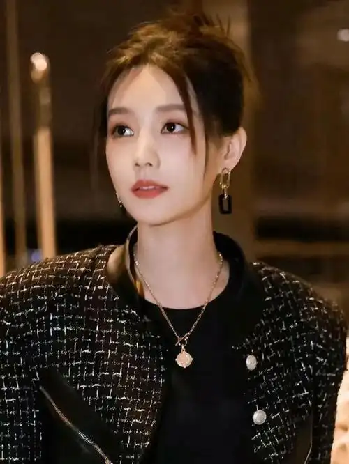 很多女明星都爱它家,秦岚,李一桐,景甜,张雨绮都有同款,款式时髦大方