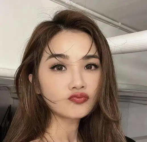 阿sa蔡卓妍生日大发感言四十而已素颜侧躺秀纤细长腿