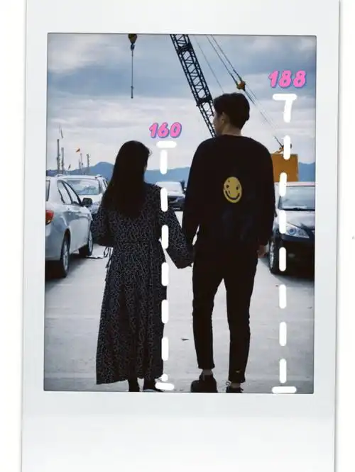 并附上结婚照(拍照全程踩凳子,摄影师全程吐槽他太高了)#最萌身高差