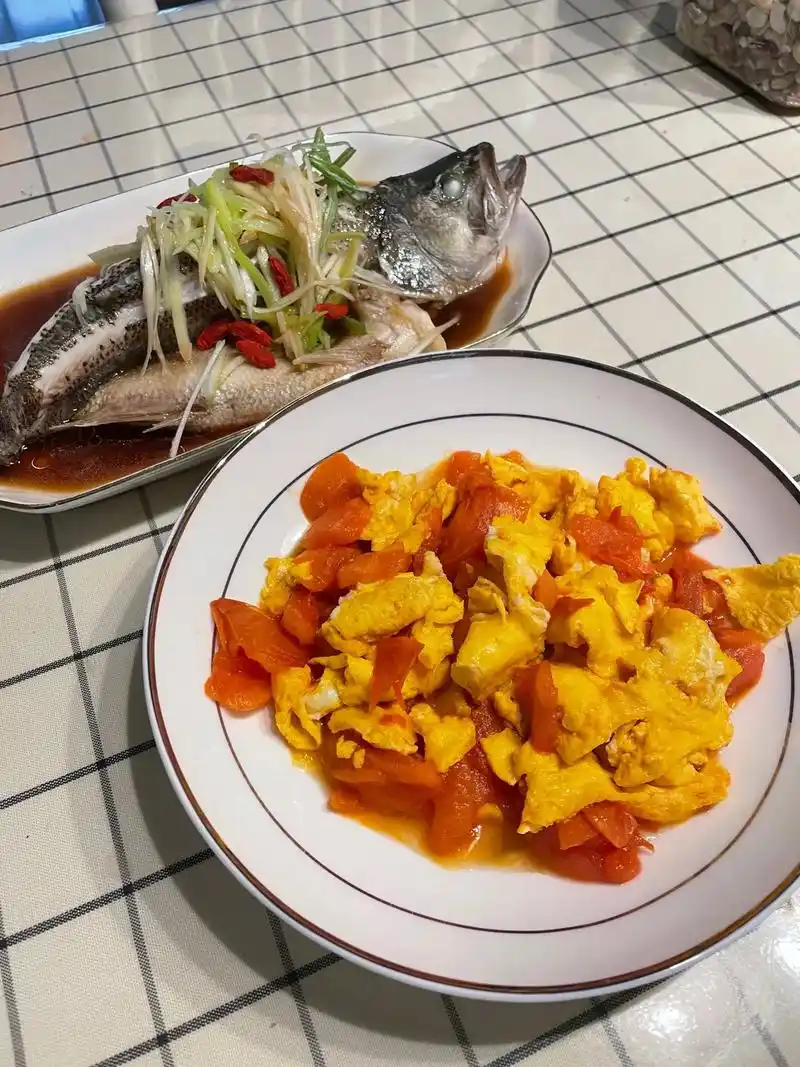 一个人的午饭,满屋的烟火气,清蒸鲈鱼,好吃97 - 抖音