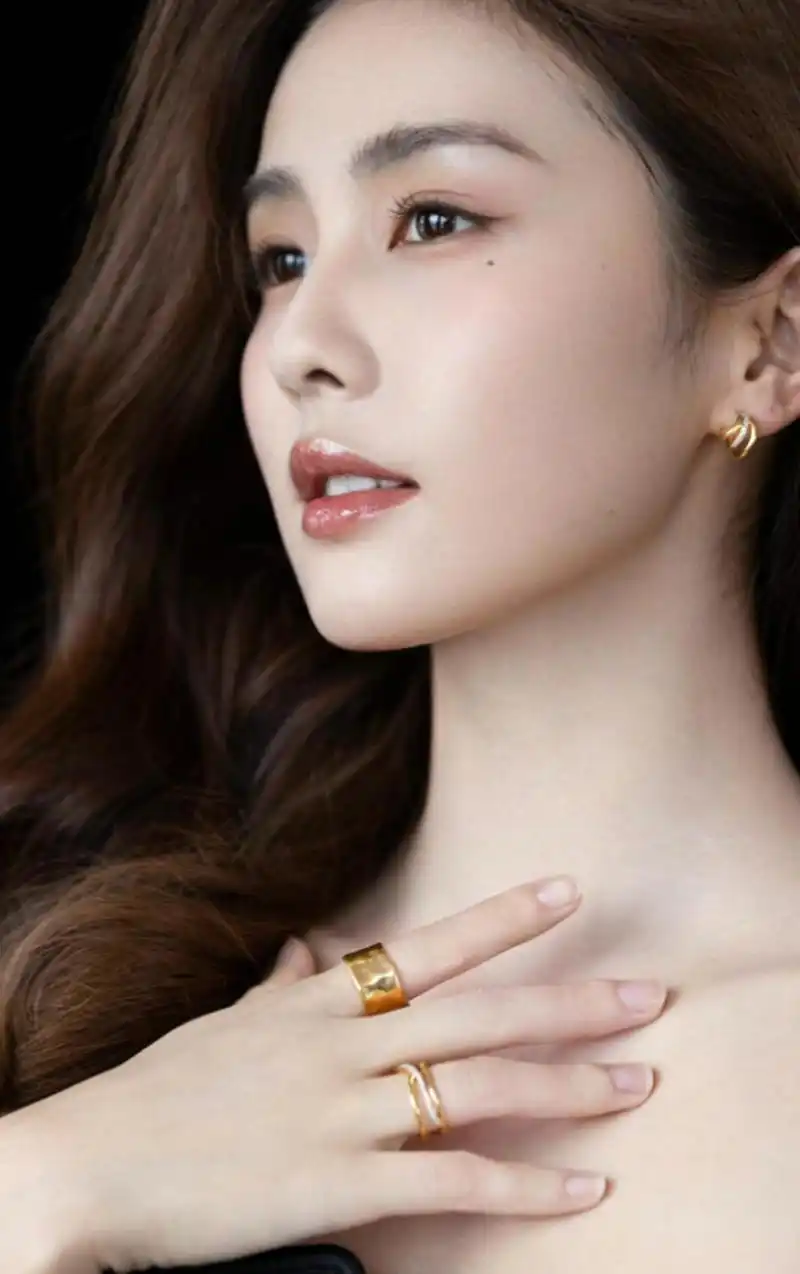 白露的美是发自骨子里的,这美人痣点的刚刚好.