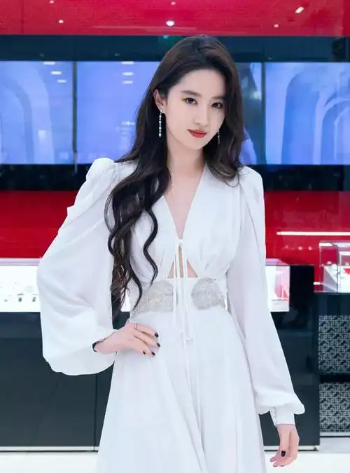 刘亦菲写真一袭白裙仙气飘飘明媚动人