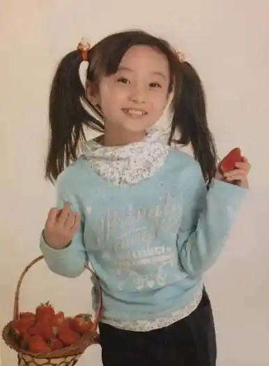 林妙可模仿袋鼠摇头,谁注意到她的腰:这下真做不成明星了_身材_小时候