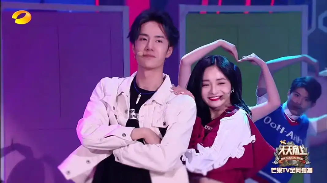 面对程潇对自己的抱怨,王一博满脸的宠溺!大张伟脱口而出5个字