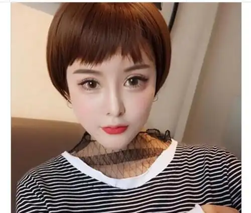 今年流行的女生狗啃式超短刘海发型