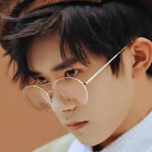 戴眼镜的易烊千玺,不同的杂志,不同的主题,不同的眼神,不同的故事,同