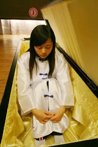 16名大学生拍遗照躺棺材体验死亡 感叹生命可贵(组图)