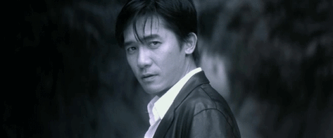 小编看过一个关于梁朝伟的访谈,谈及电影《无间道》里面的经典片段"