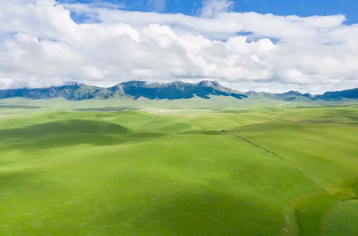 美丽伊犁,喀拉峻大草原:草原风光与湖泊交相辉映