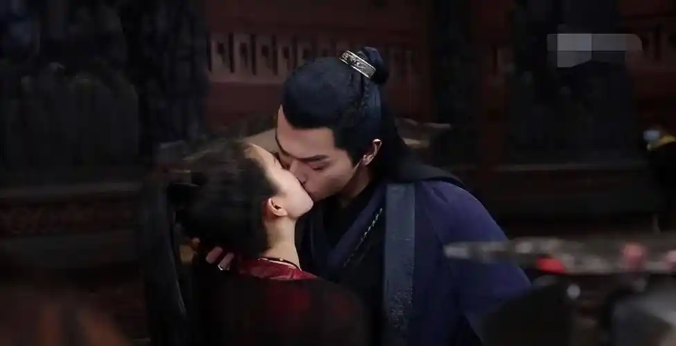 出道以来和众多女神有过kiss的许凯,在每一部剧中都扮演深情人设,大概