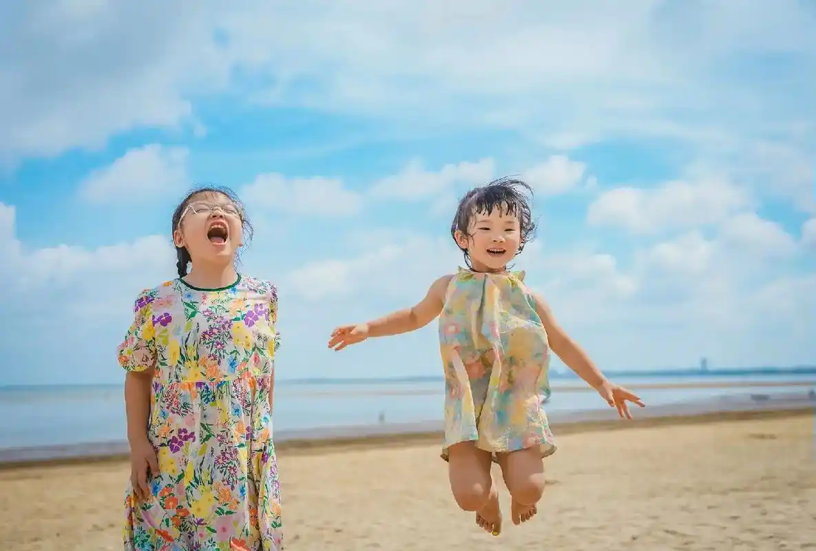 儿童海边拍照技巧.#创作灵感  1,一起跳高高,机位放矮,会 - 抖音