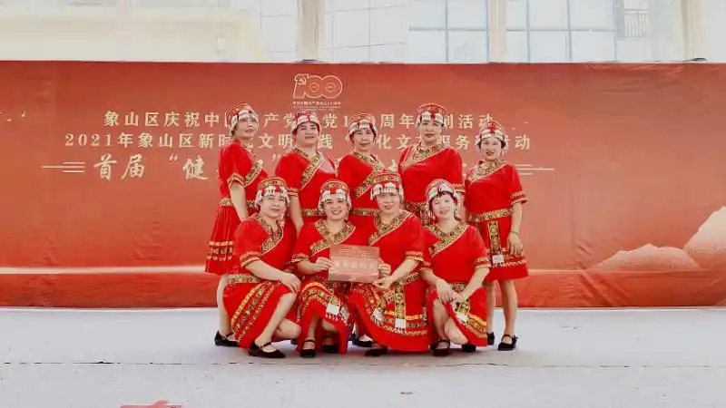 漓江飞舞广场舞《相约花儿坡》9人变队形苗族舞蹈