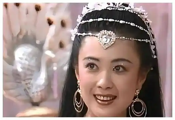 第五位傅艺伟傅艺伟是1990年电视剧《封神榜》中的苏妲己,她的苏妲己