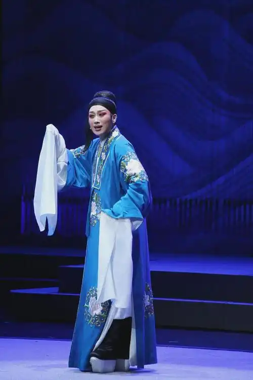 如《孟丽君》中的成宗皇帝,《荆钗记》中的王十朋,《蛟龙扇》中的高德