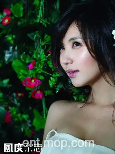 组图:陈好上衣中空春光无限 乳沟深深展诱惑