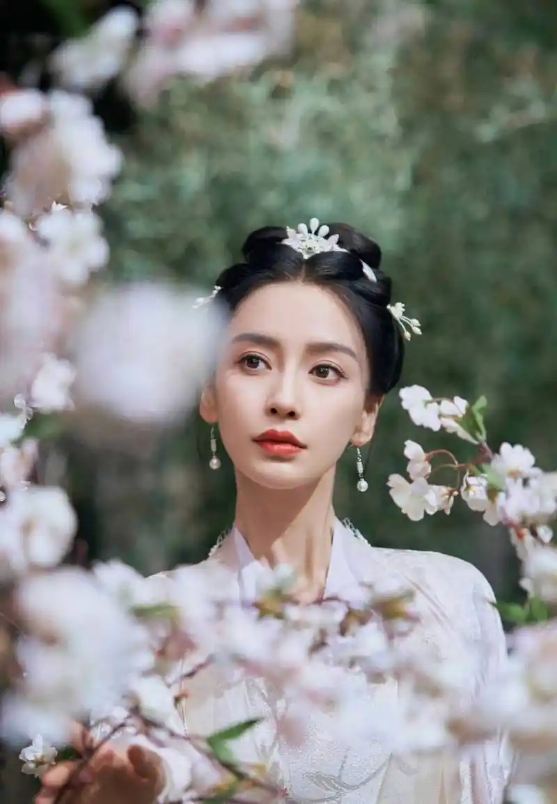 杨颖粉衣路透娇嫩素雅 与樱花同框眉目精致俏丽