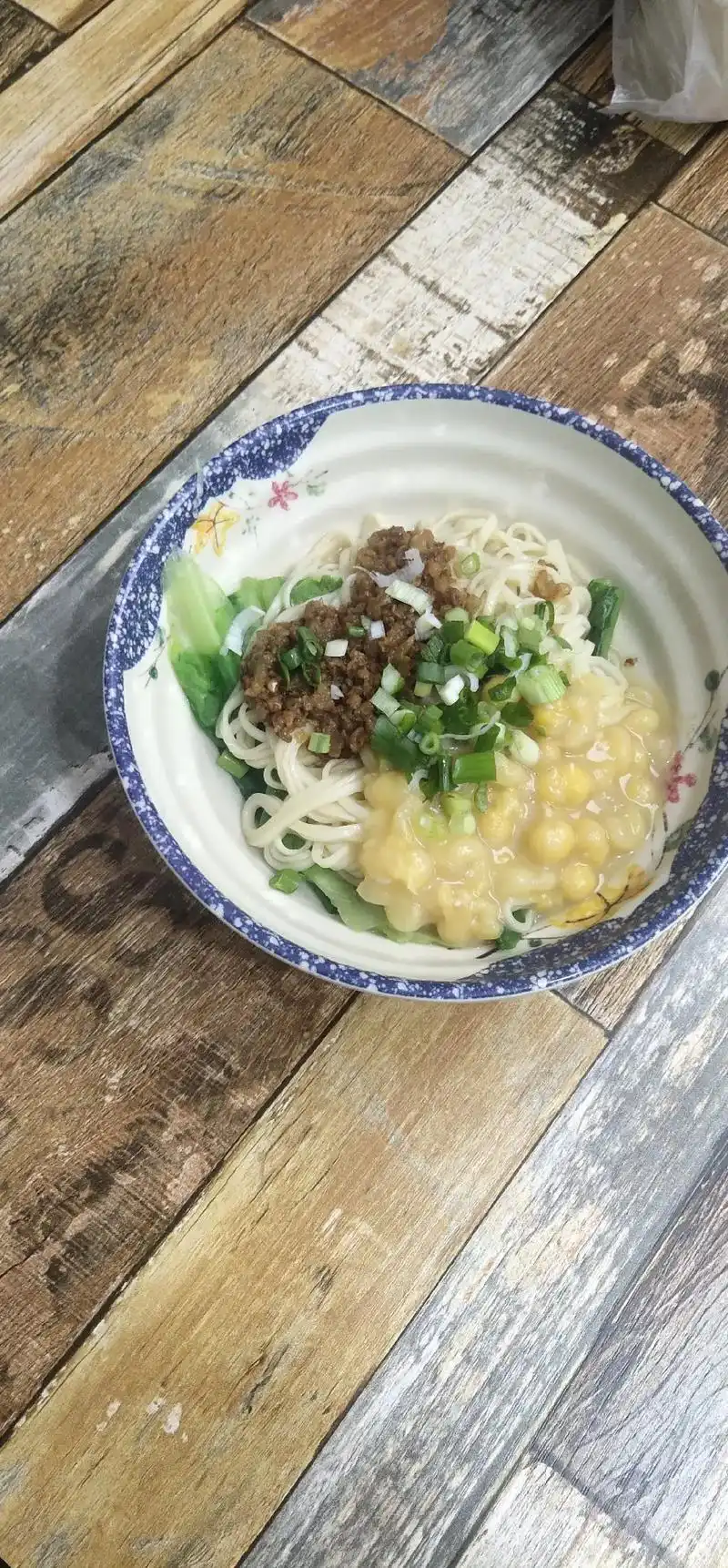 豌杂面是属于重庆小面的代表菜品,和川菜回锅肉一个意思,吃干拌 - 抖