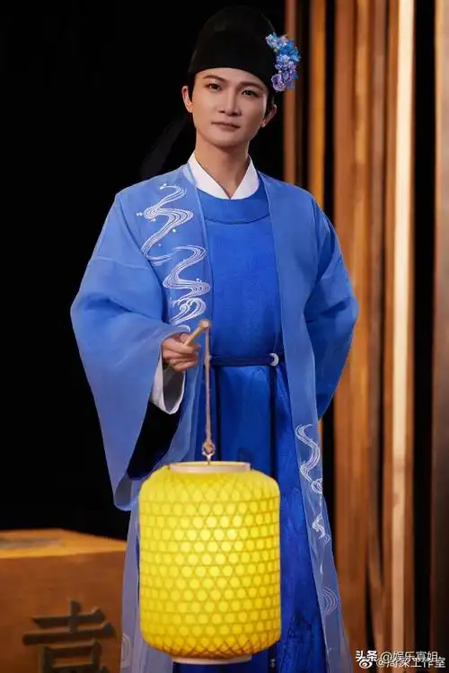 周深在河南春晚疯狂变装 一首歌换4套造型化身簪花郎