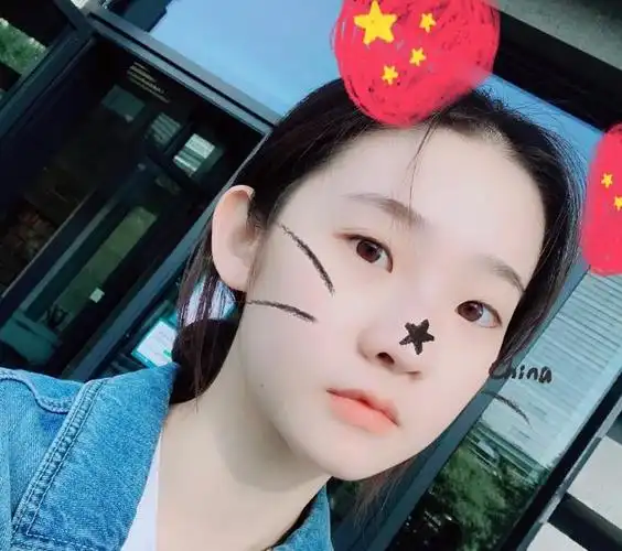 张艺凡甜美自拍