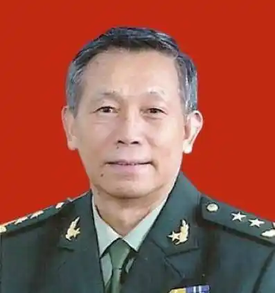 他是驻港部队首任政委,后任司令,4年团级升师级,7年少将升中将_熊自仁