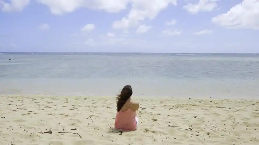 独自坐在海边的女人_1920x1080_高清视频素材下载(编号:2670903)_实拍