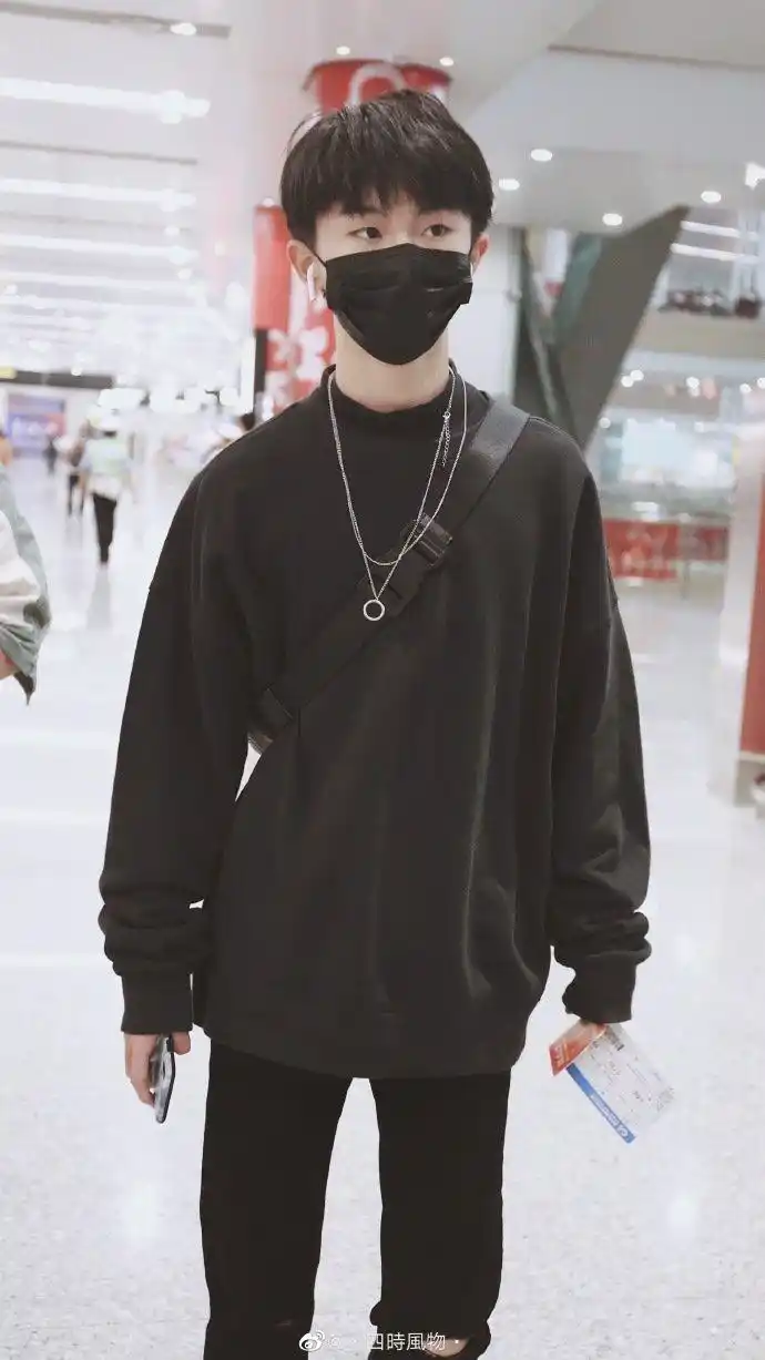 全身黑look,是那个舞台上超a超飒的马嘉祺了,黑色口罩遮脸都挡不住的